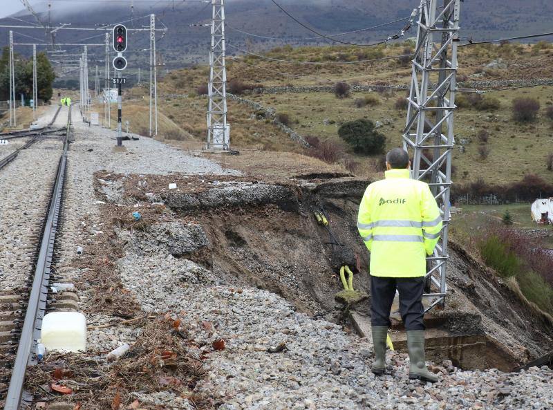 Hundimiento de tierras en las vías del apeadero de la estación del Espinar (Segovia)