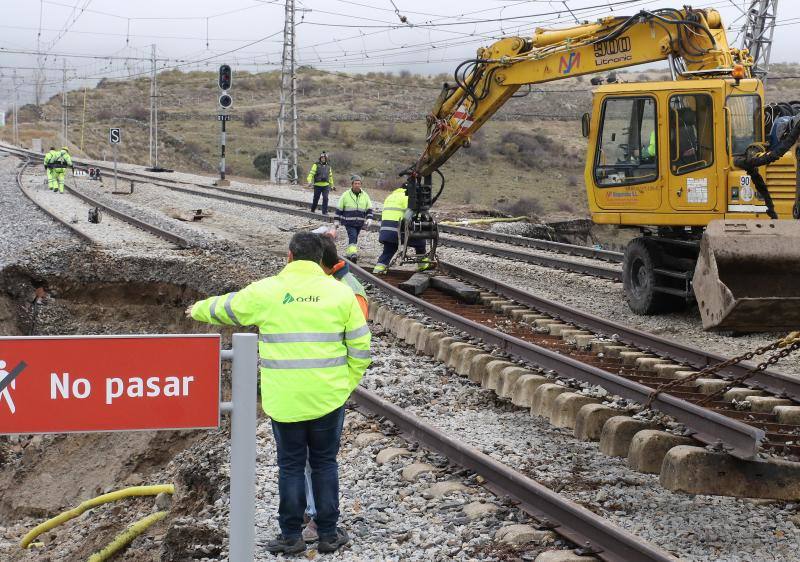 Obras en el apeadero de la estación del Espinar a causa de las inundaciones (Segovia)