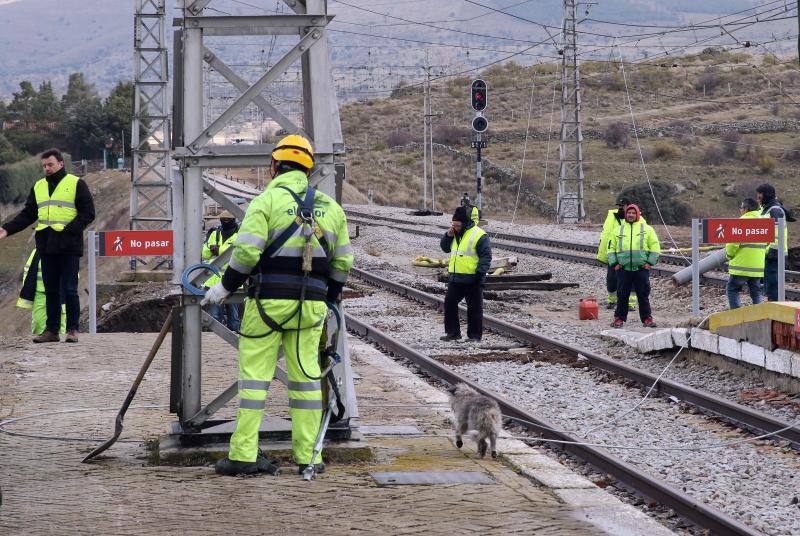 Obras en el apeadero de la estación del Espinar a causa de las inundaciones (Segovia)