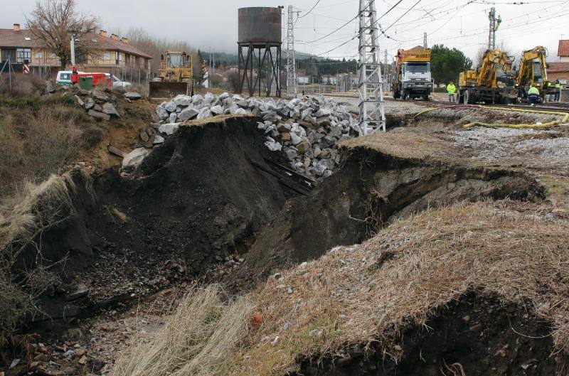 Obras en el apeadero de la estación del Espinar a causa de las inundaciones (Segovia)