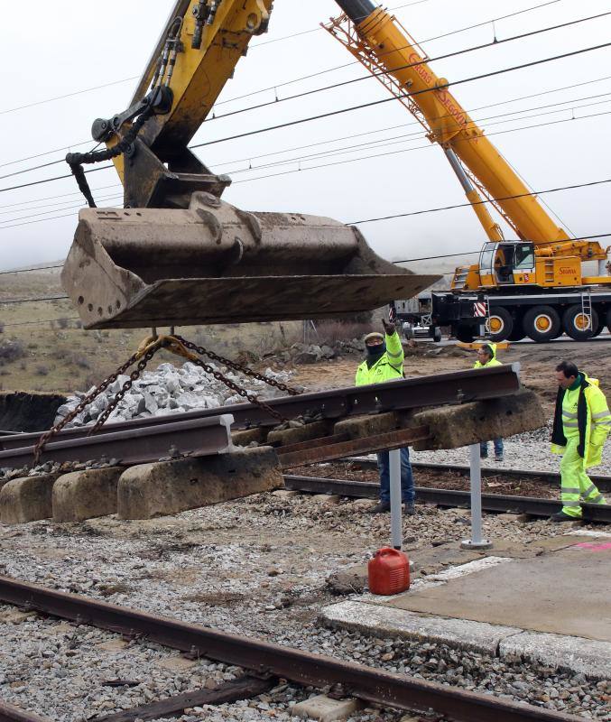 Obras en el apeadero de la estación del Espinar a causa de las inundaciones (Segovia)