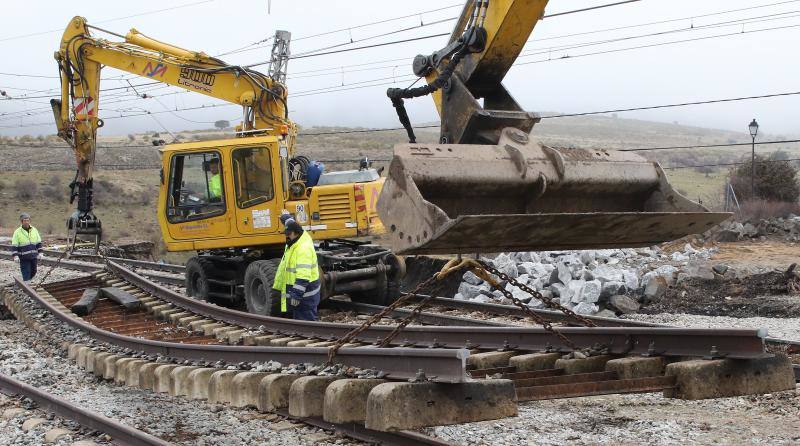 Obras en el apeadero de la estación del Espinar a causa de las inundaciones (Segovia)