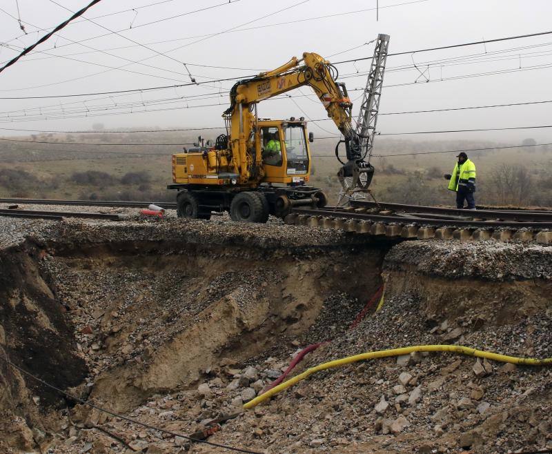 Obras en el apeadero de la estación del Espinar a causa de las inundaciones (Segovia)