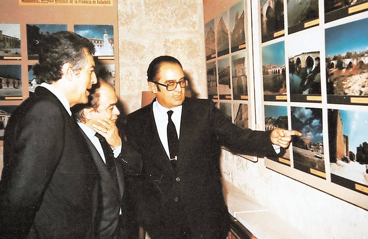 Sáez Vera explica una exposición a Jordi Pujol y García-Verdugo.