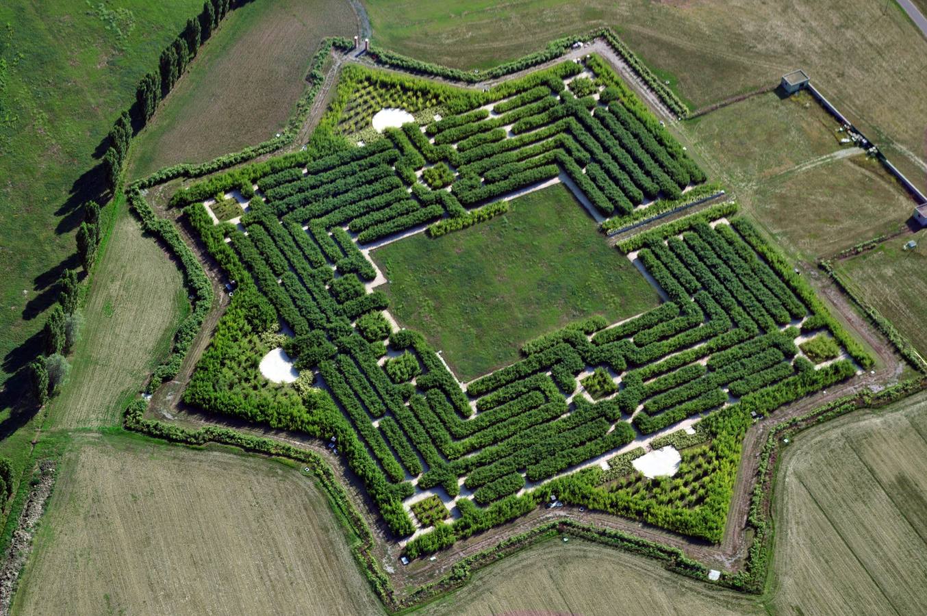 El coleccionista de arte y editor Franco Maria Ricci ha creado esta obra en su casa de campo de Fontanellato, a las afueras de Parma en Italia.