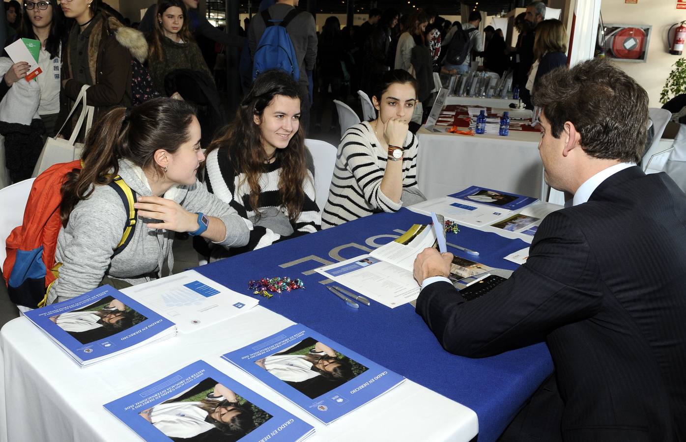Cientos de bachilleres abarrotan el Salón de Orientación Universitaria Unitour en la Feria de Valladolid