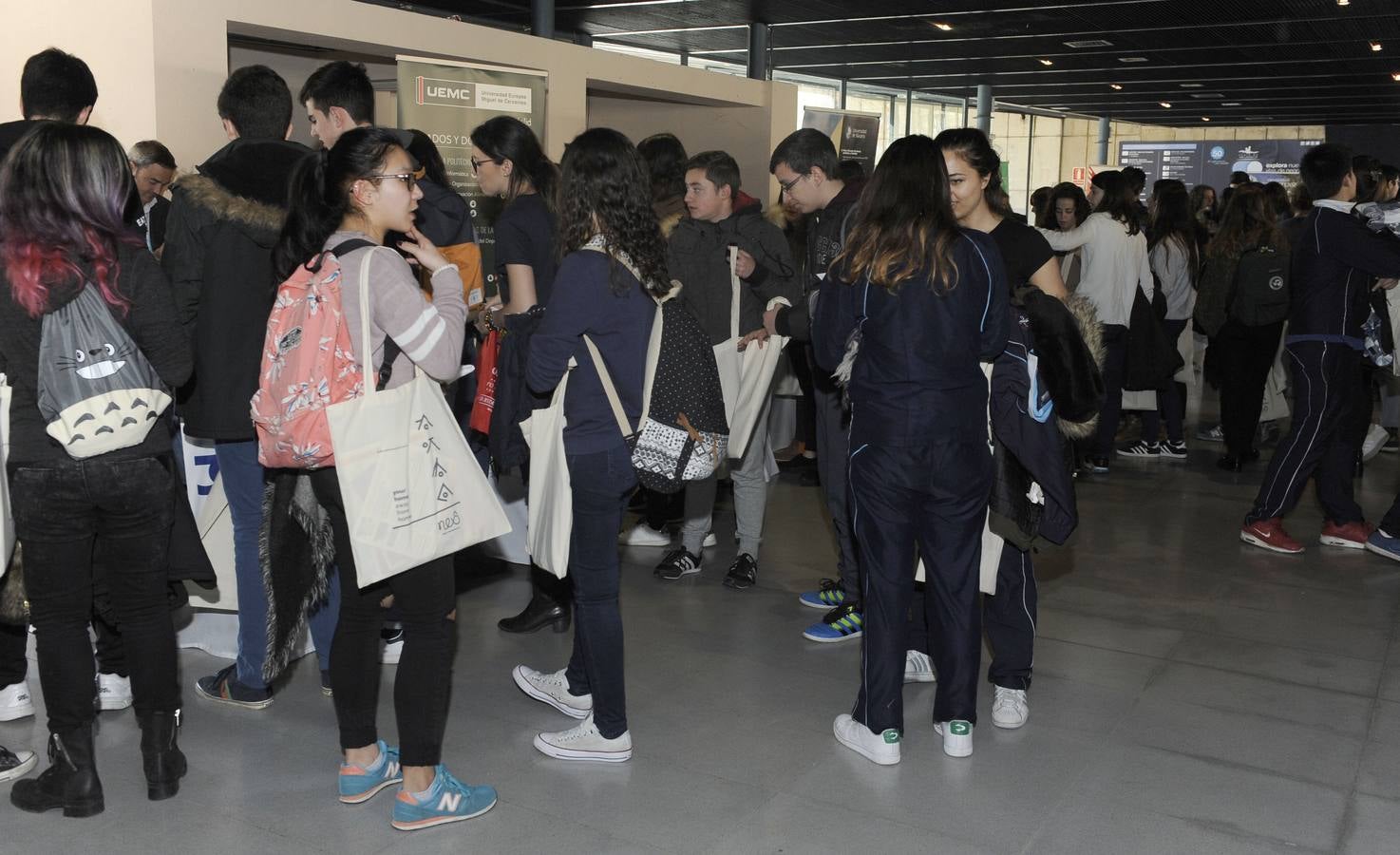 Cientos de bachilleres abarrotan el Salón de Orientación Universitaria Unitour en la Feria de Valladolid