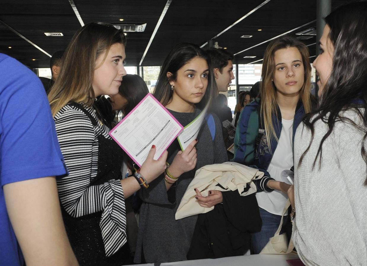 Cientos de bachilleres abarrotan el Salón de Orientación Universitaria Unitour en la Feria de Valladolid