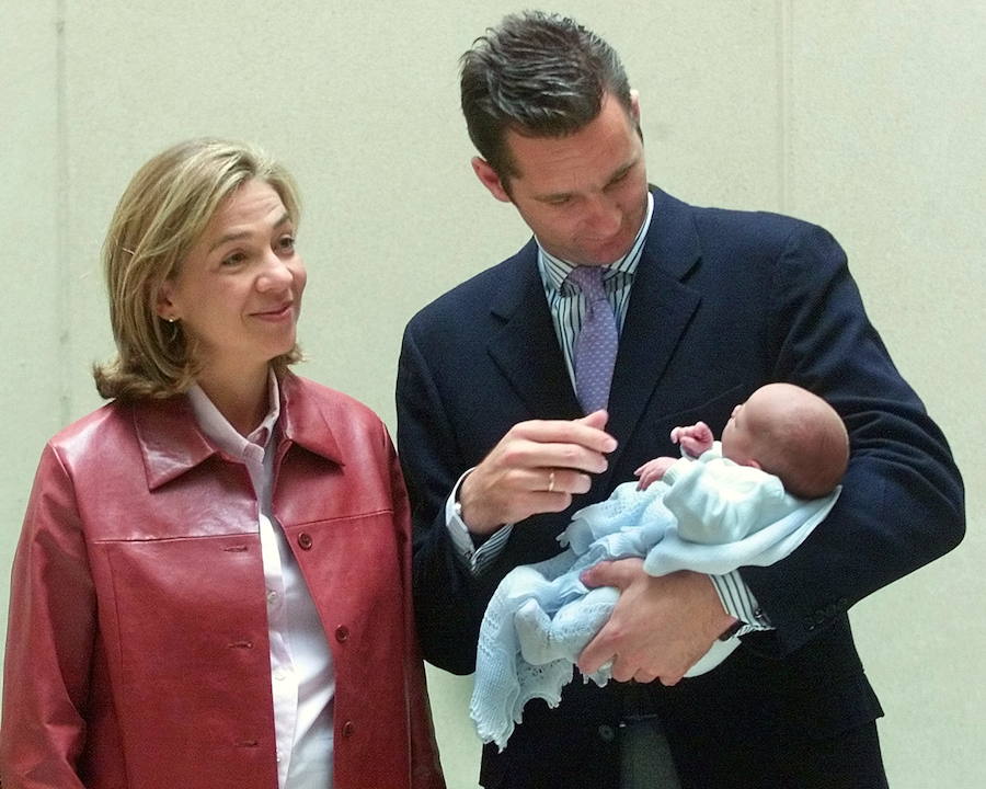 En 2002 llegaría su tercer hijo, otro varón que bautizaron como Miguel. En la imagen, la pareja abandona la clínica donde la infanta dio a luz.