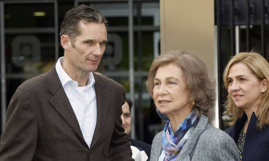 Tras su imputación, se vio a la pareja en contadas ocasiones. En esta imagen de noviembre de 2012, la pareja acompañada de la Reina Sofía, sale del hospital madrileño Quirón San José, tras visitar al Rey Juan Carlos I, a quien se le implantó una prótesis en la cadera.