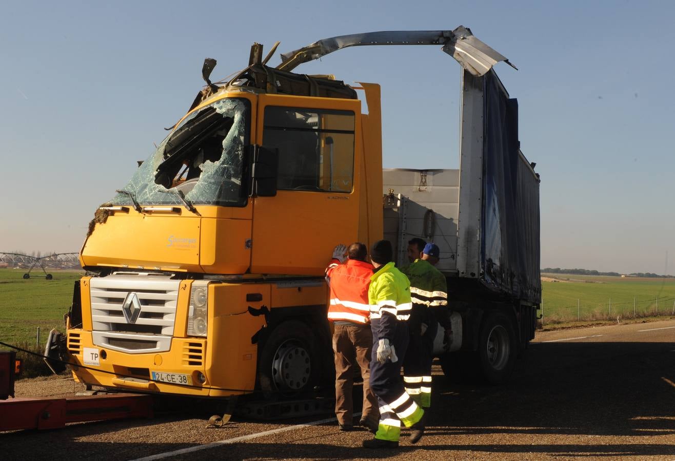 Vuelca un camión cargado de cebollas en la A-62 a la altura de Alaejos