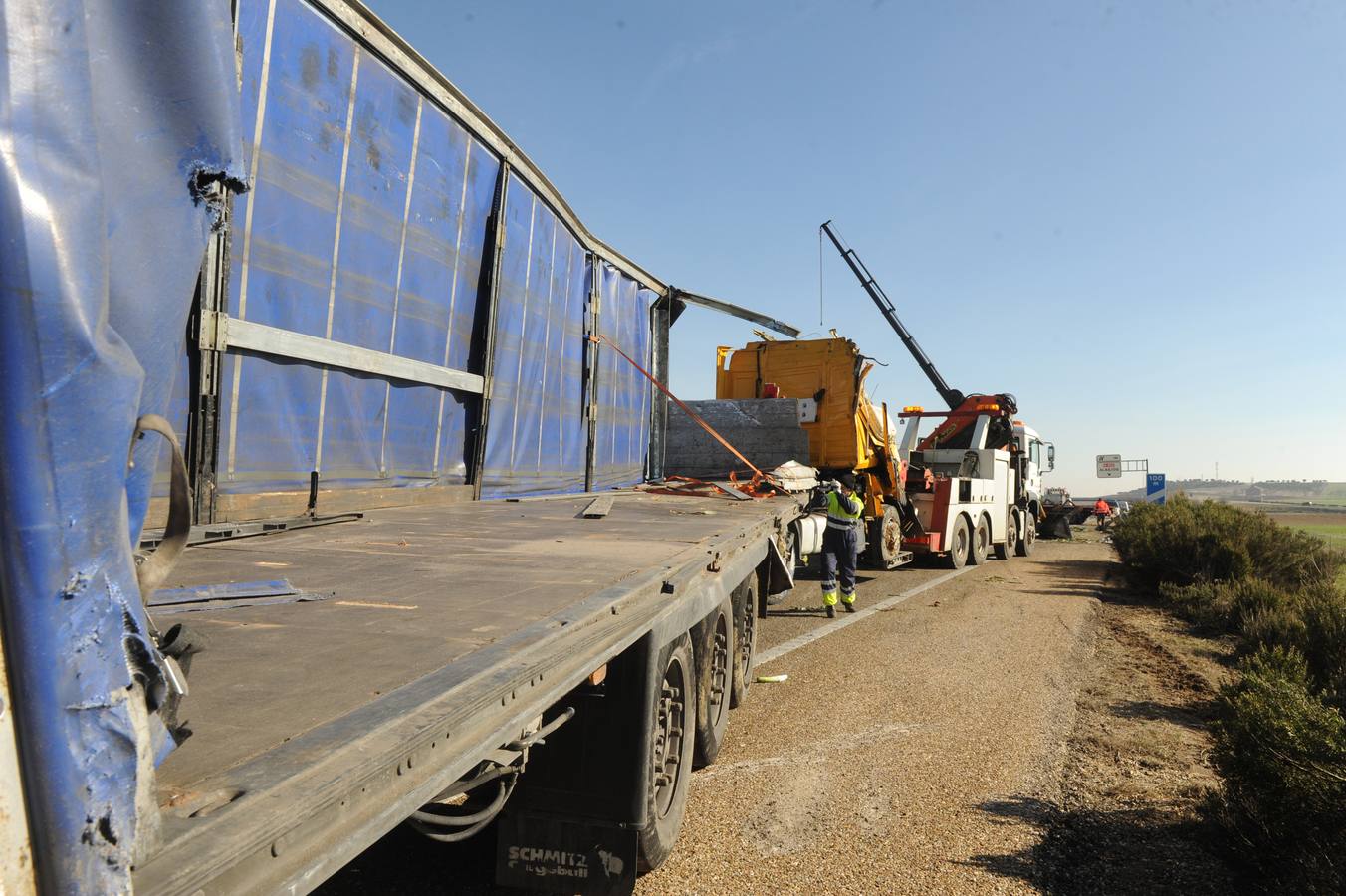 Vuelca un camión cargado de cebollas en la A-62 a la altura de Alaejos
