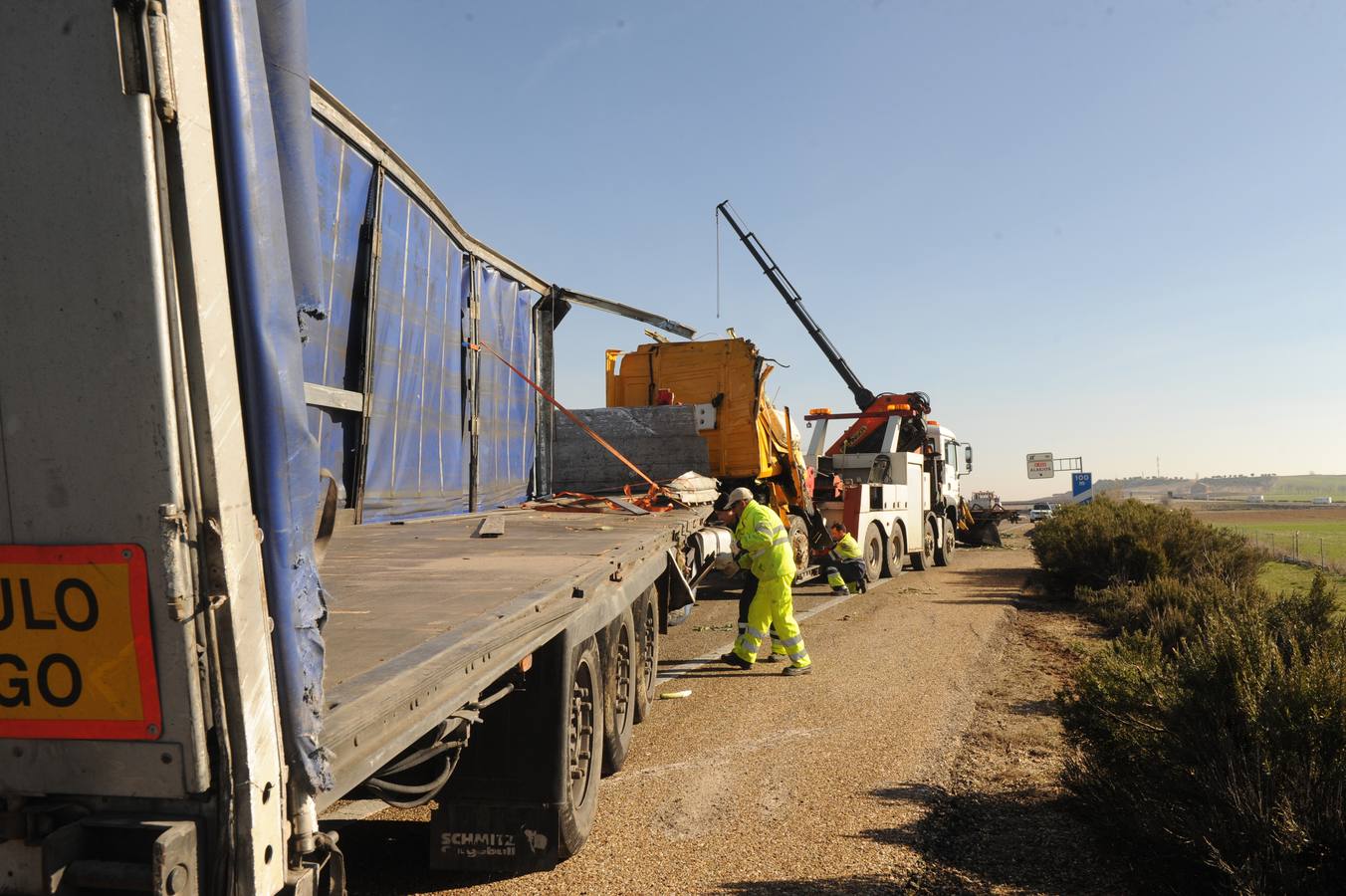 Vuelca un camión cargado de cebollas en la A-62 a la altura de Alaejos