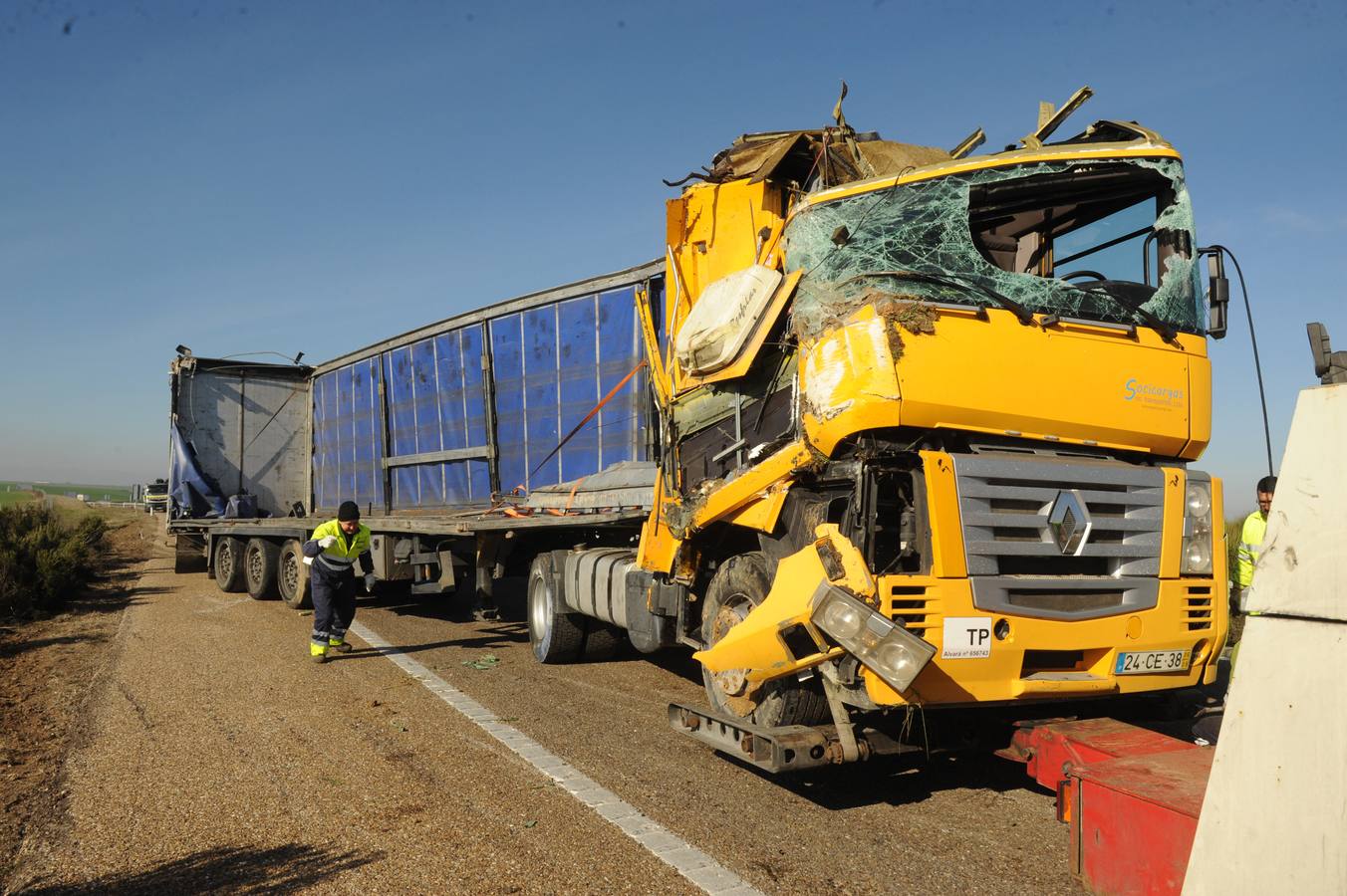 Vuelca un camión cargado de cebollas en la A-62 a la altura de Alaejos
