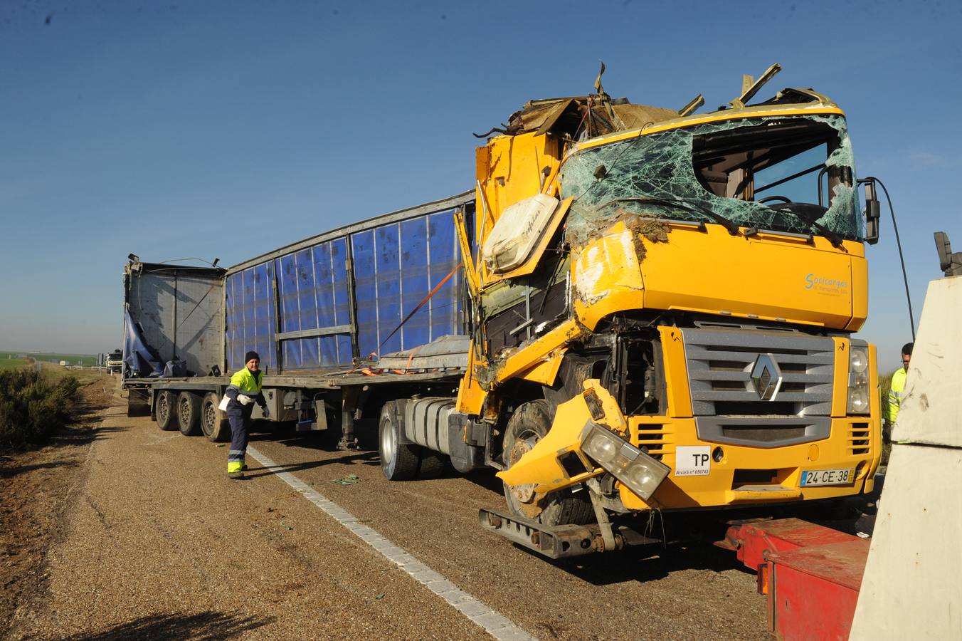 Vuelca un camión cargado de cebollas en la A-62 a la altura de Alaejos