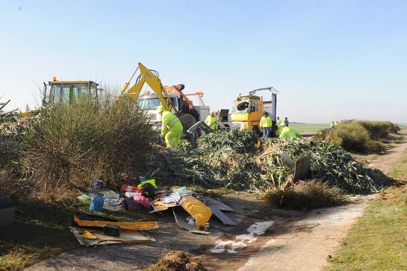 Vuelca un camión cargado de cebollas en la A-62 a la altura de Alaejos