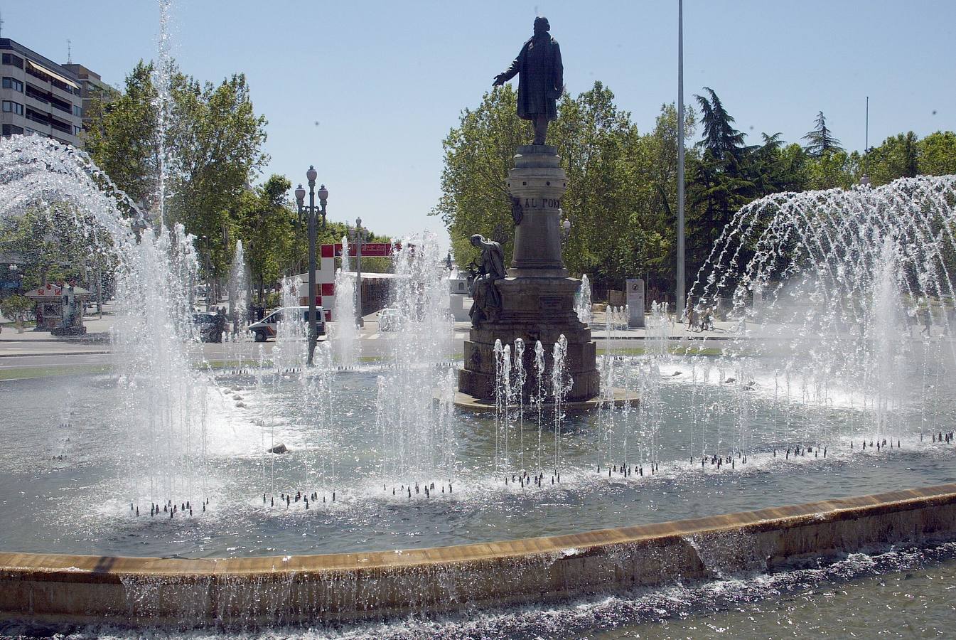 14.05.2003 La estatua de José Zorrilla preside la fuente de la plaza que lleva su nombre.