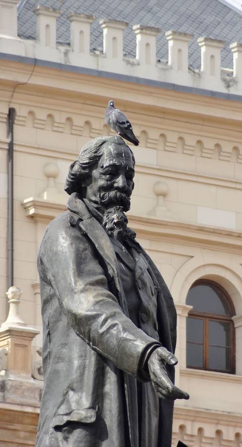 28.09.2015 La estatua de José Zorrilla preside la plaza que leva su nombre.