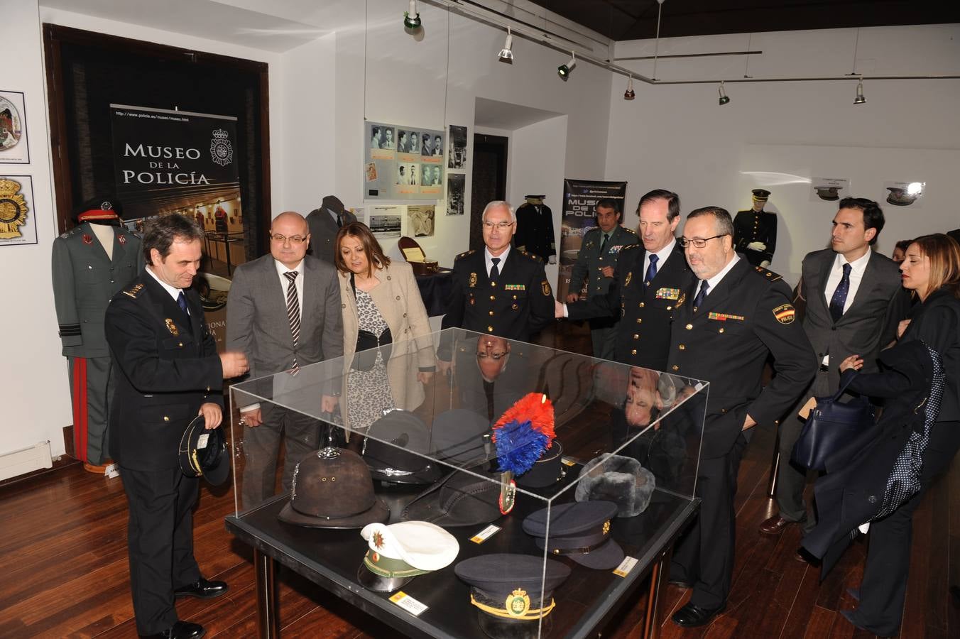 Inauguración de la exposición conmemorativa del 115 aniversario de la Policía Nacional de Medina del Campo