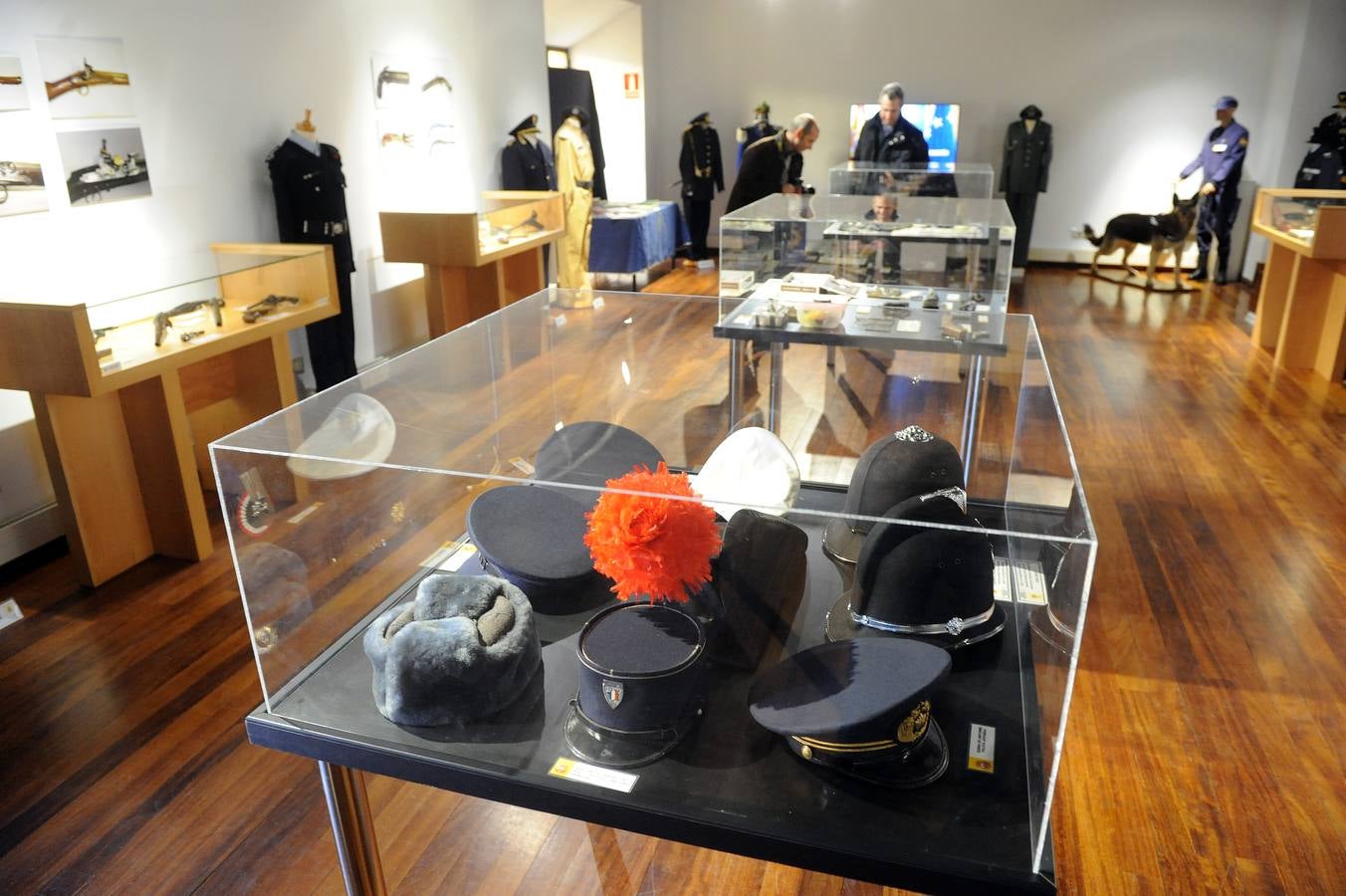 Inauguración de la exposición conmemorativa del 115 aniversario de la Policía Nacional de Medina del Campo