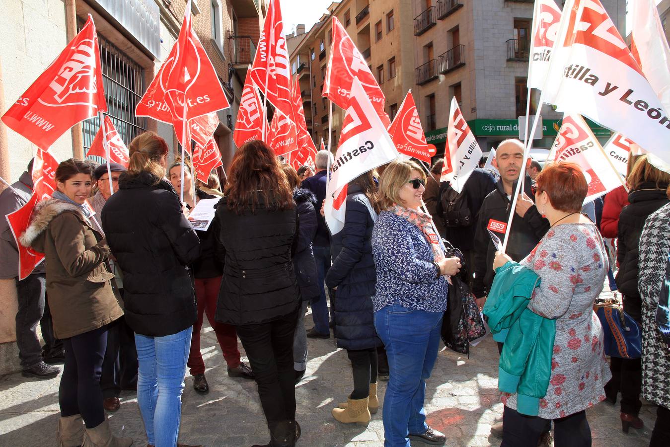 Protesta ante la sede de la Federación Empresarial Segoviana (FES) en defensa de la negociación colectiva