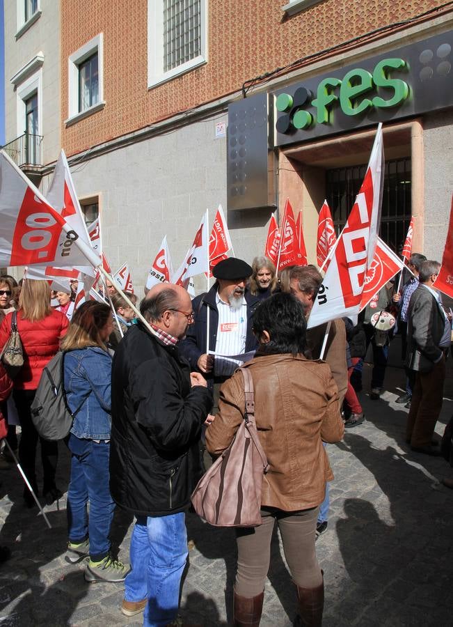 Protesta ante la sede de la Federación Empresarial Segoviana (FES) en defensa de la negociación colectiva