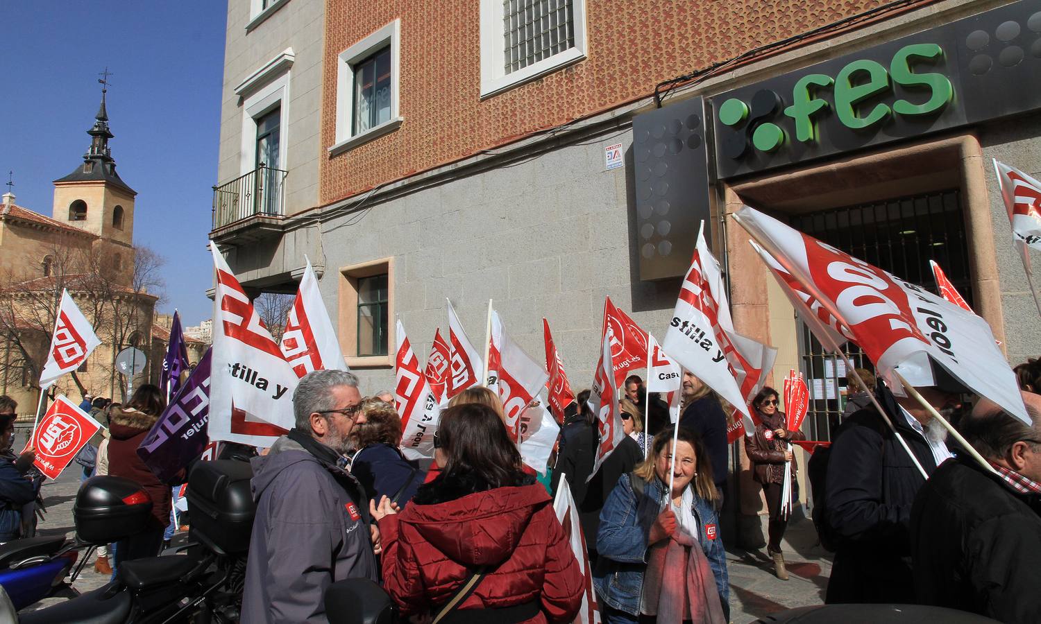 Protesta ante la sede de la Federación Empresarial Segoviana (FES) en defensa de la negociación colectiva