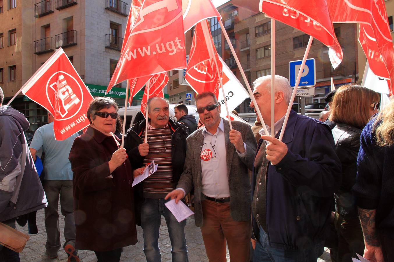 Protesta ante la sede de la Federación Empresarial Segoviana (FES) en defensa de la negociación colectiva