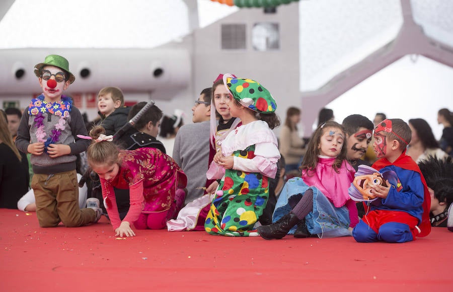 Taller de disfraces de carnaval en la Cúpula del Milenio