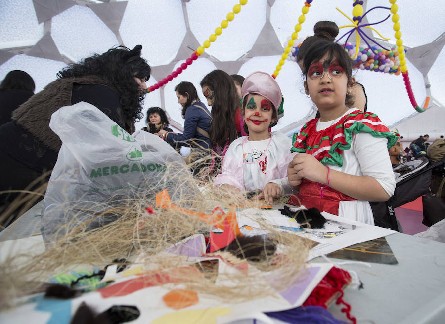 Taller de disfraces de carnaval en la Cúpula del Milenio