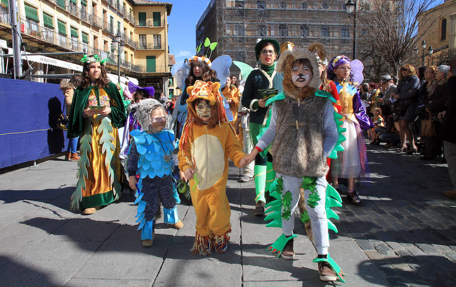Desfile de comparasas en Segovia