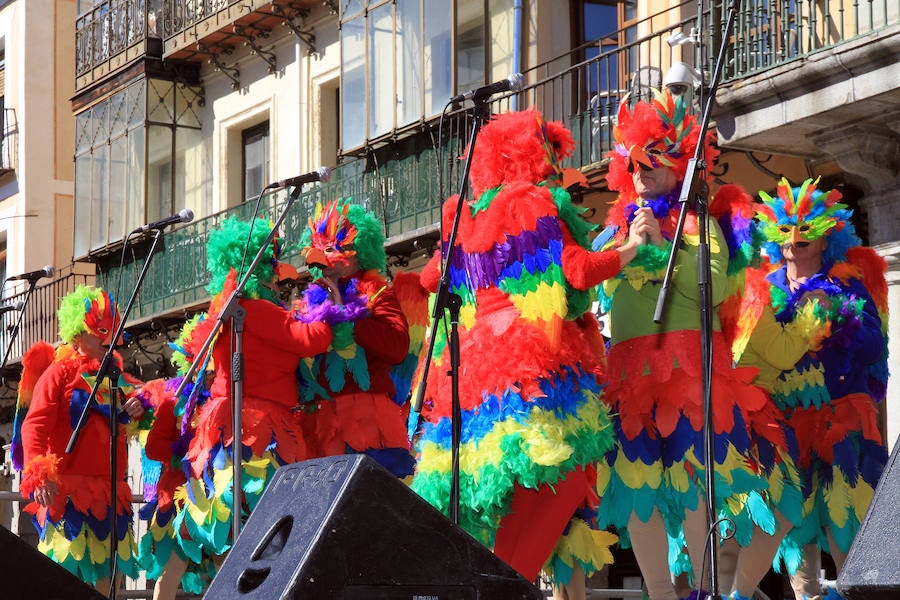 Desfile de comparasas en Segovia