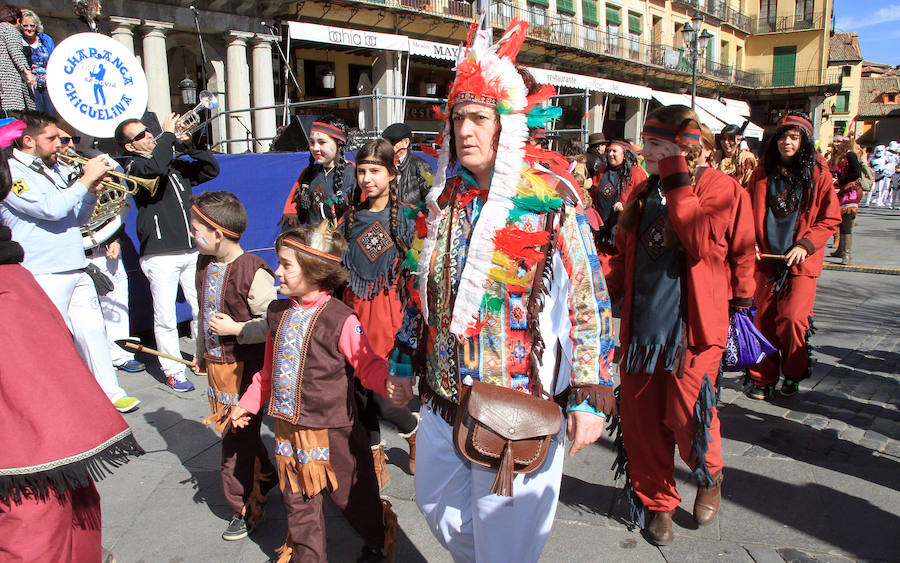 Desfile de comparasas en Segovia