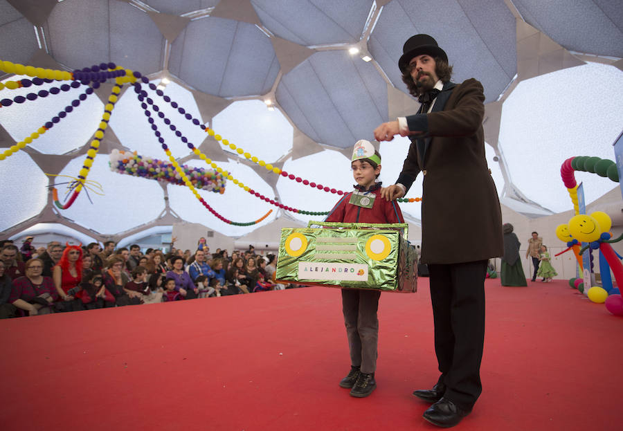 Concurso infantil de disfraces en la Cúpula del Milenio (Valladolid)