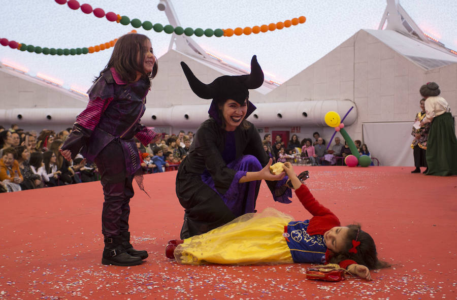Concurso infantil de disfraces en la Cúpula del Milenio (Valladolid)