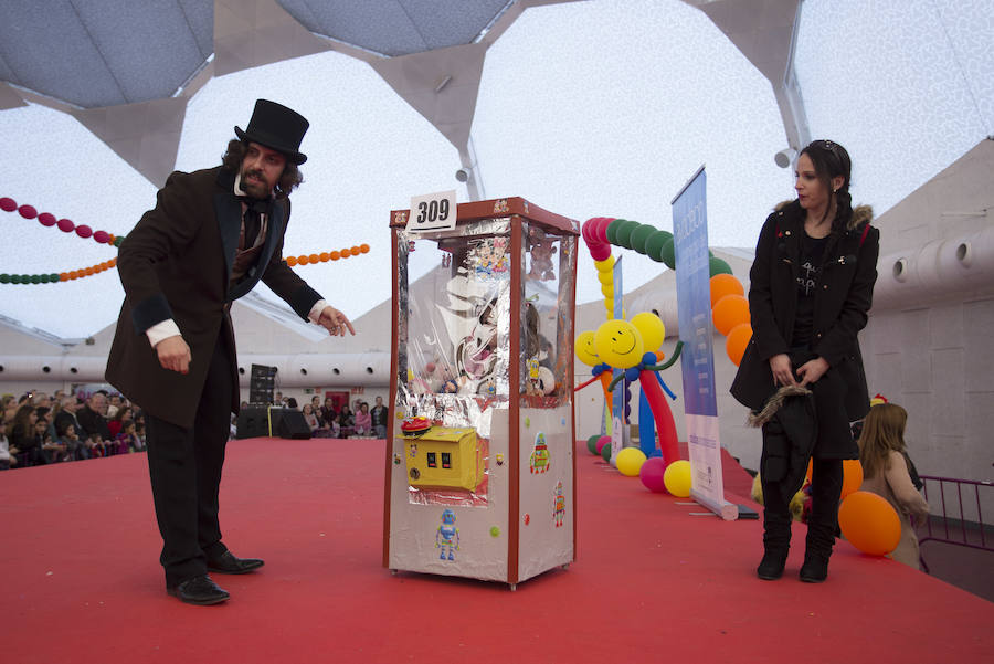 Concurso infantil de disfraces en la Cúpula del Milenio (Valladolid)