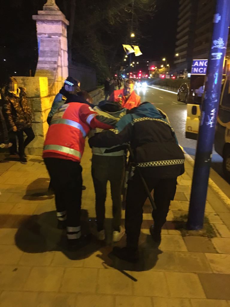 Restos del macrobotellón del lunes de carnaval en el entorno de Las Moreras