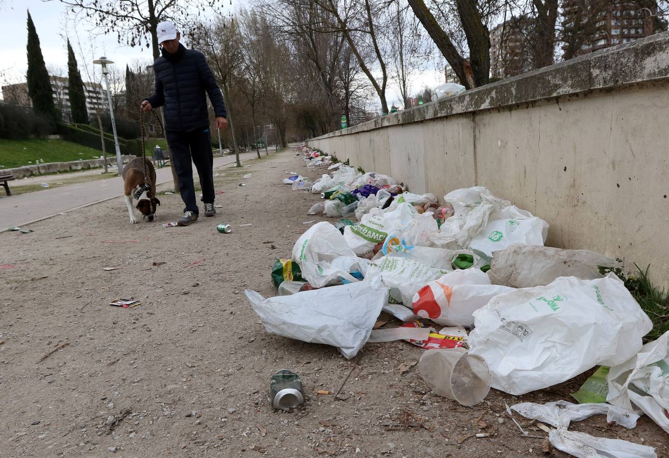Restos del macrobotellón del lunes de carnaval en el entorno de Las Moreras