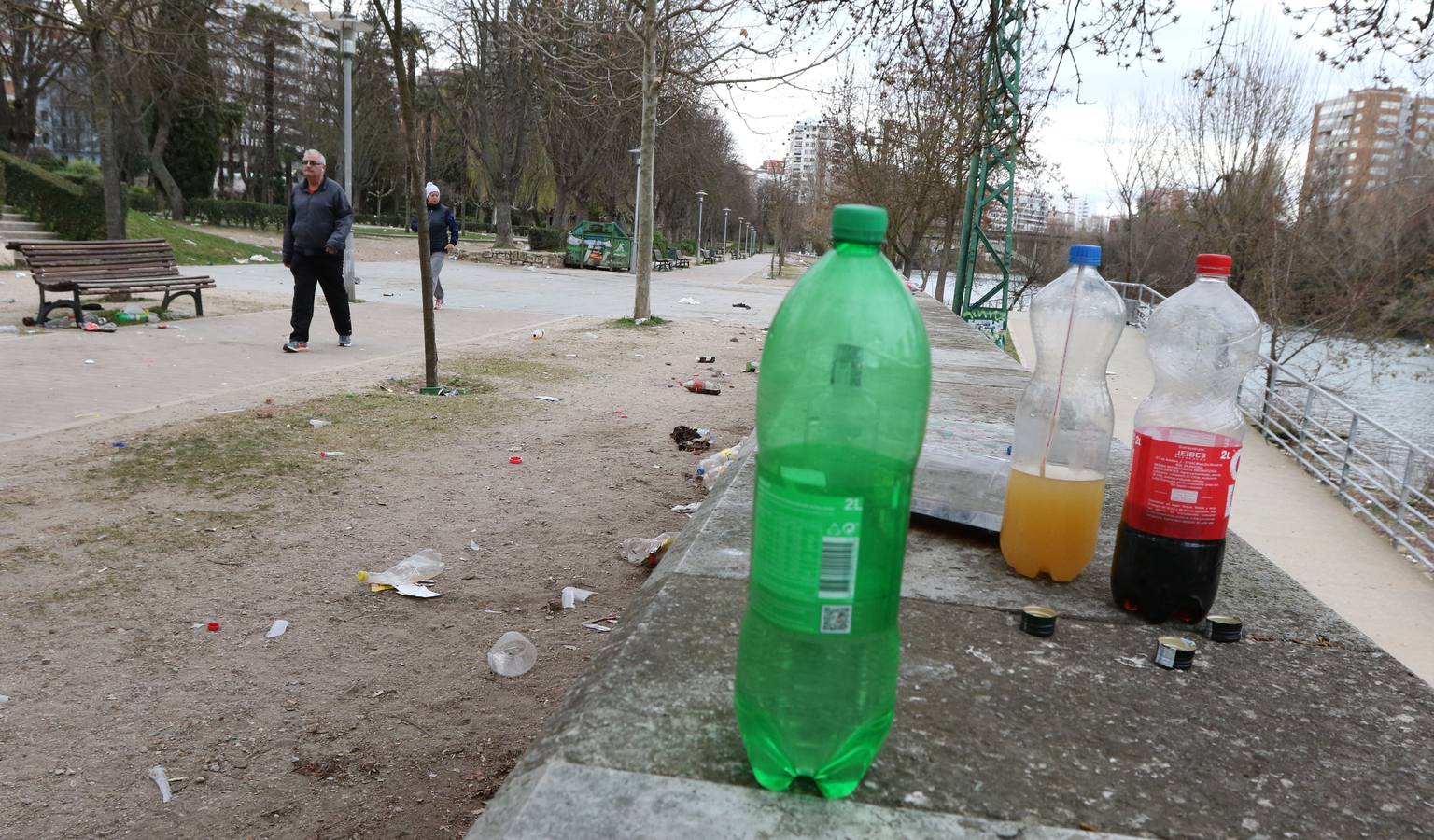 Restos del macrobotellón del lunes de carnaval en el entorno de Las Moreras