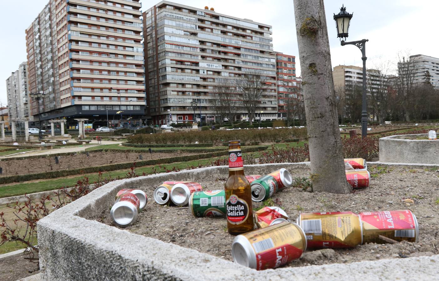 Restos del macrobotellón del lunes de carnaval en el entorno de Las Moreras