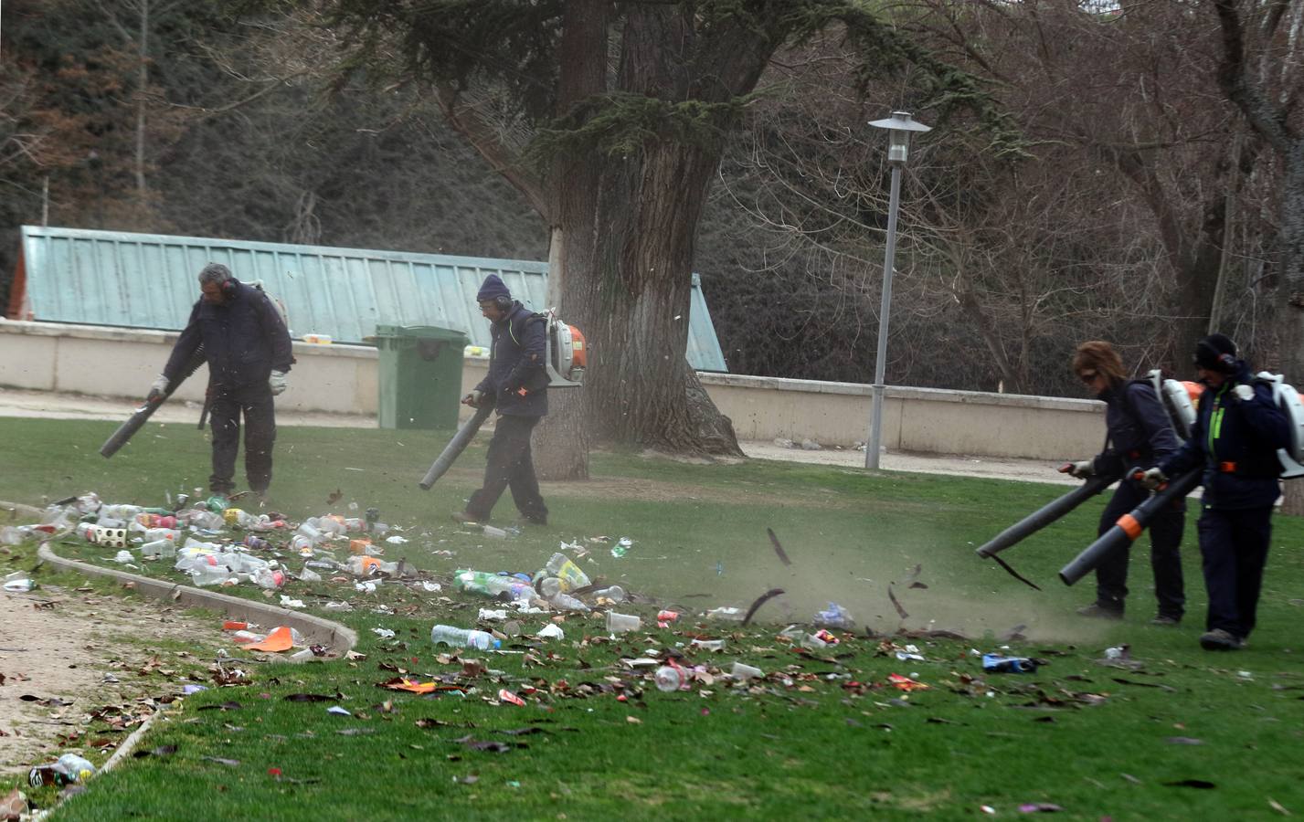 Restos del macrobotellón del lunes de carnaval en el entorno de Las Moreras