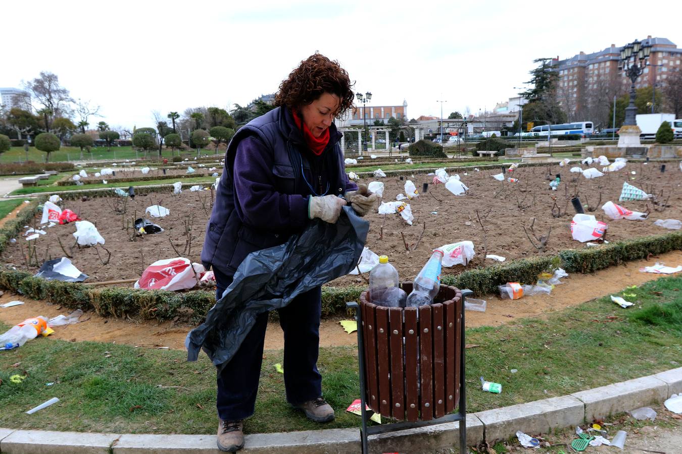 Restos del macrobotellón del lunes de carnaval en el entorno de Las Moreras