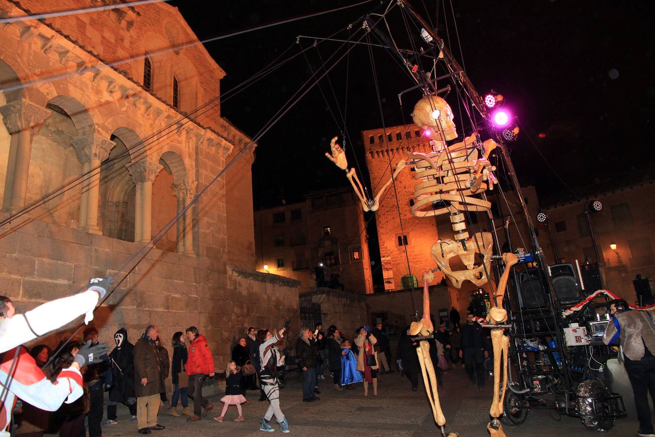 Segovia disfruta del martes de carnaval con un animado desfile