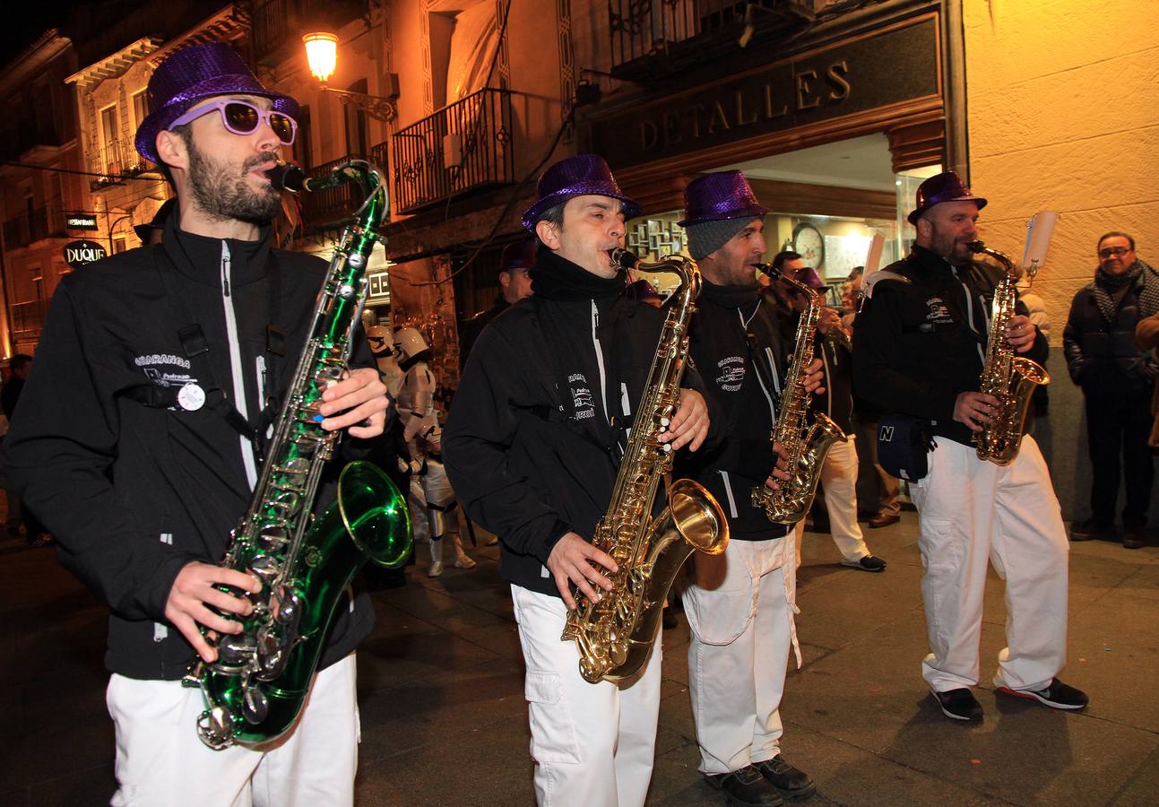 Segovia disfruta del martes de carnaval con un animado desfile