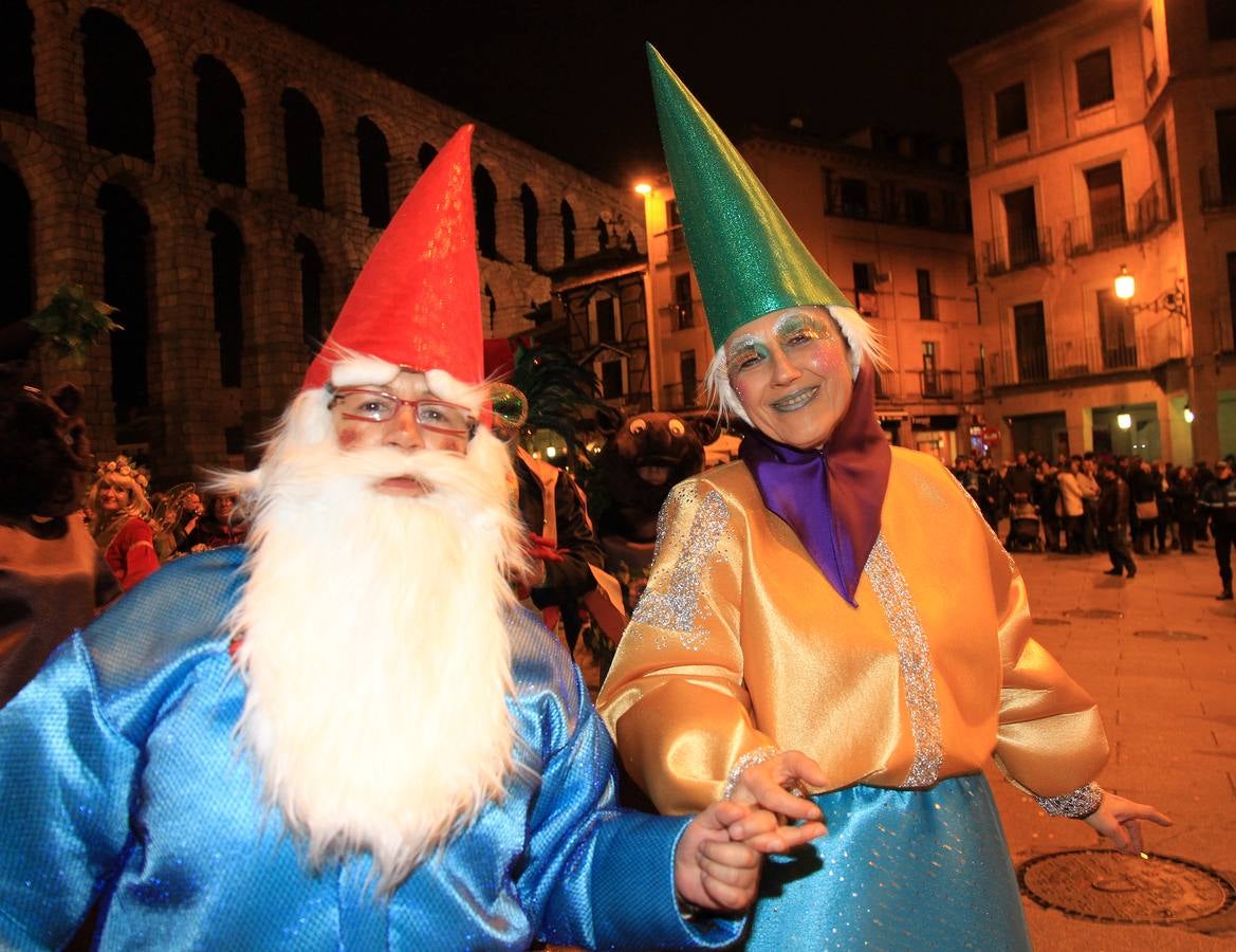 Segovia disfruta del martes de carnaval con un animado desfile