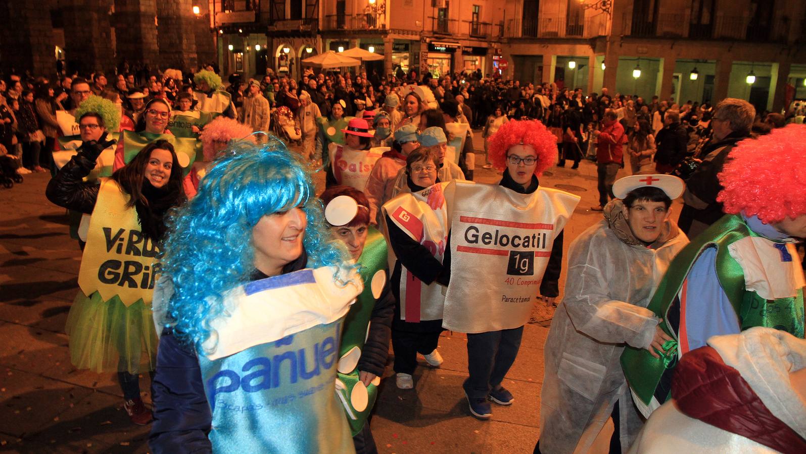 Segovia disfruta del martes de carnaval con un animado desfile