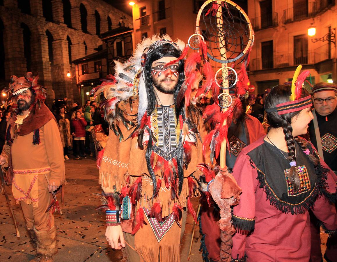 Segovia disfruta del martes de carnaval con un animado desfile