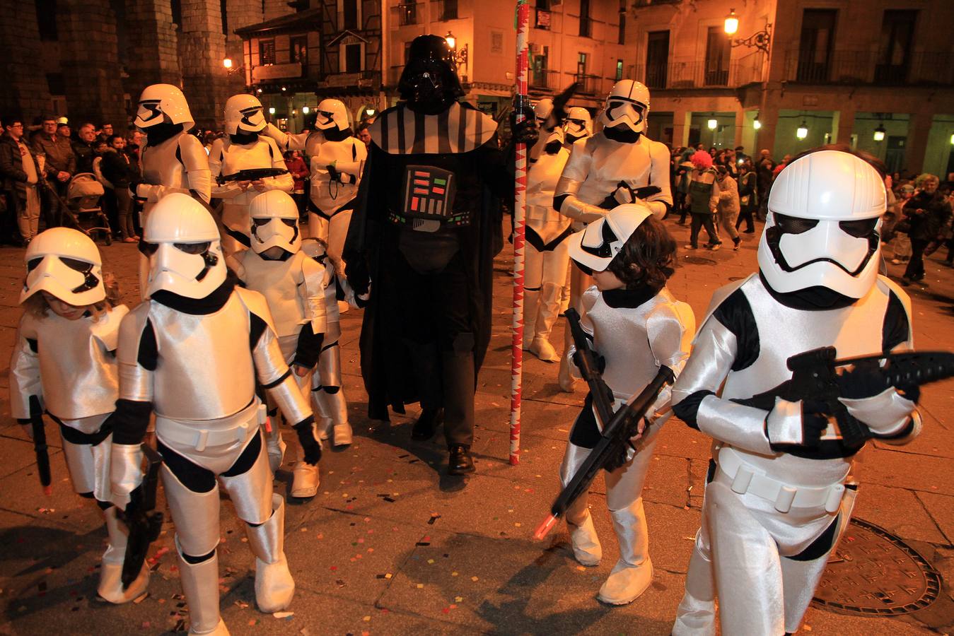 Segovia disfruta del martes de carnaval con un animado desfile