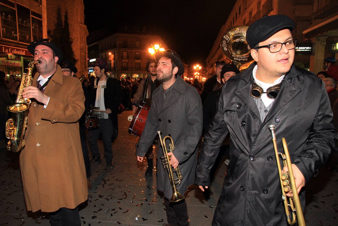 Segovia disfruta del martes de carnaval con un animado desfile