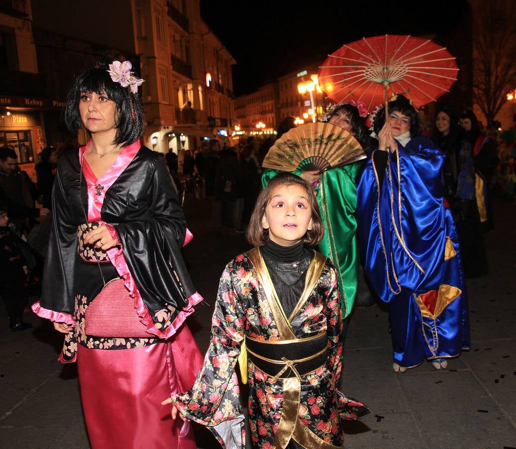 Segovia disfruta del martes de carnaval con un animado desfile